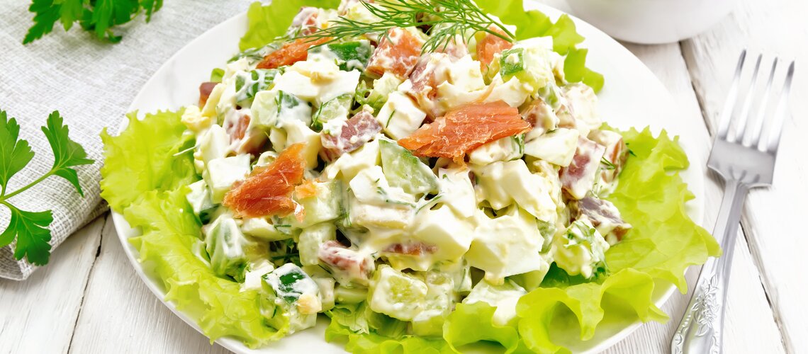 Lachs-Eier-Salat mit Honig-Senf-Dressing