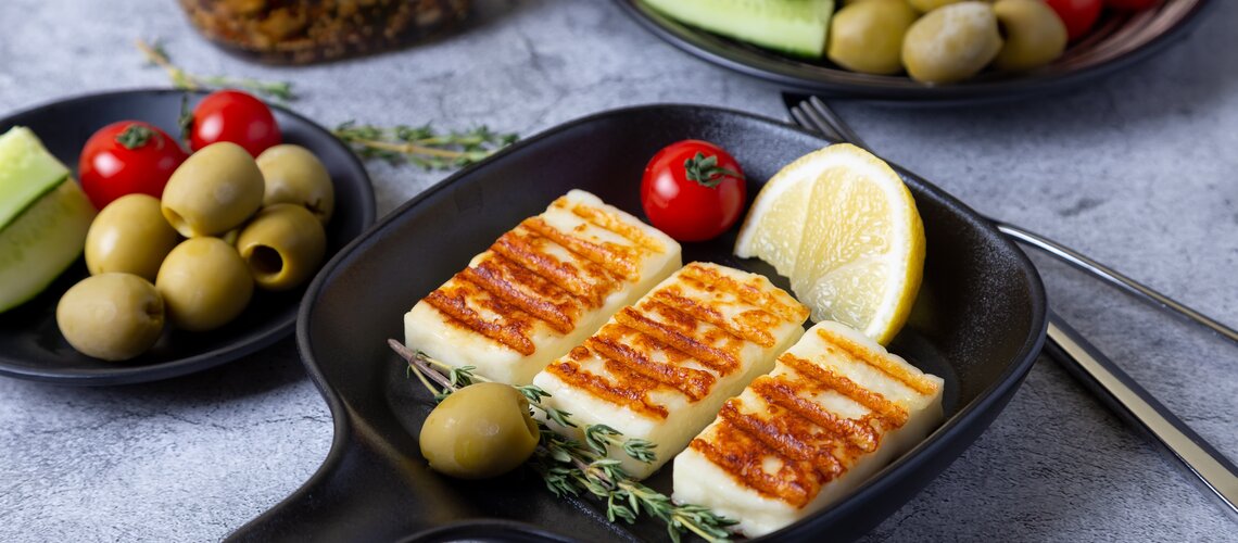 gegrillter Käse mit Honig und Kräuter