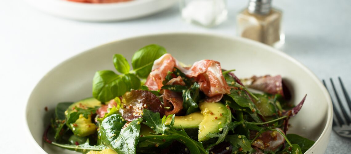 Avocado mit Vinaigrette, Rucola und Parmaschinken