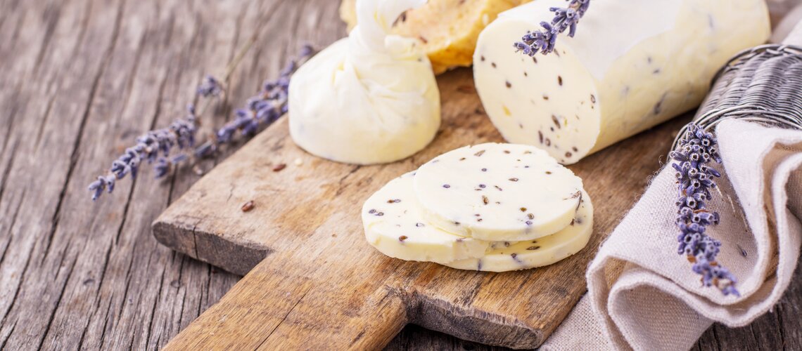 Lavendel-Kräuterbutter mit Honig